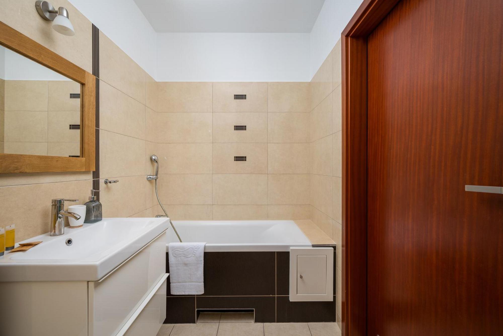 Metro Ksiecia Janusza Cosy Apartment Warschau Exterior foto